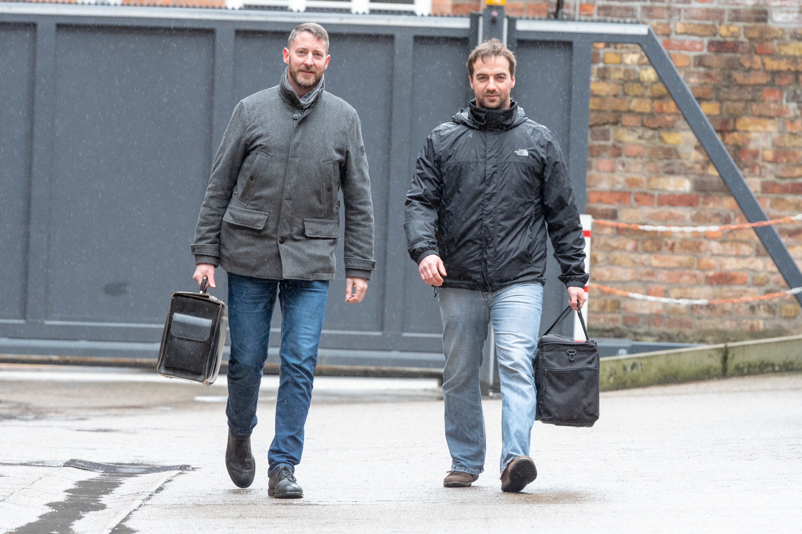 Konstantin Rosengarth (links) und Steffen Wiest greifen sich dann ihre Taschen...