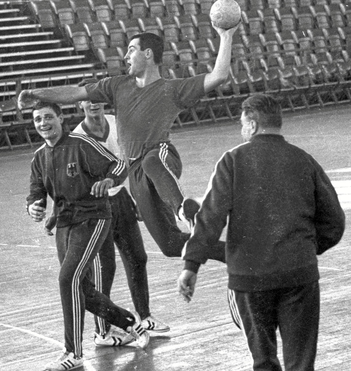 Handball '68: In der Ostseehalle vor dem Länderspiel gegen Norwegen. Im Bild u.a. Bundestrainer Werner Vick (1.v.r.) und THW-Spieler Peter Prehn (4.v.r.). Foto: Magnussen