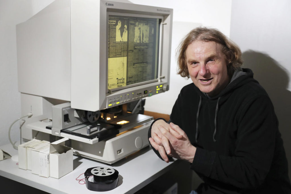 Gerald Grote am Mikrofilm im KN-Archiv - Foto: Ulf Dahl