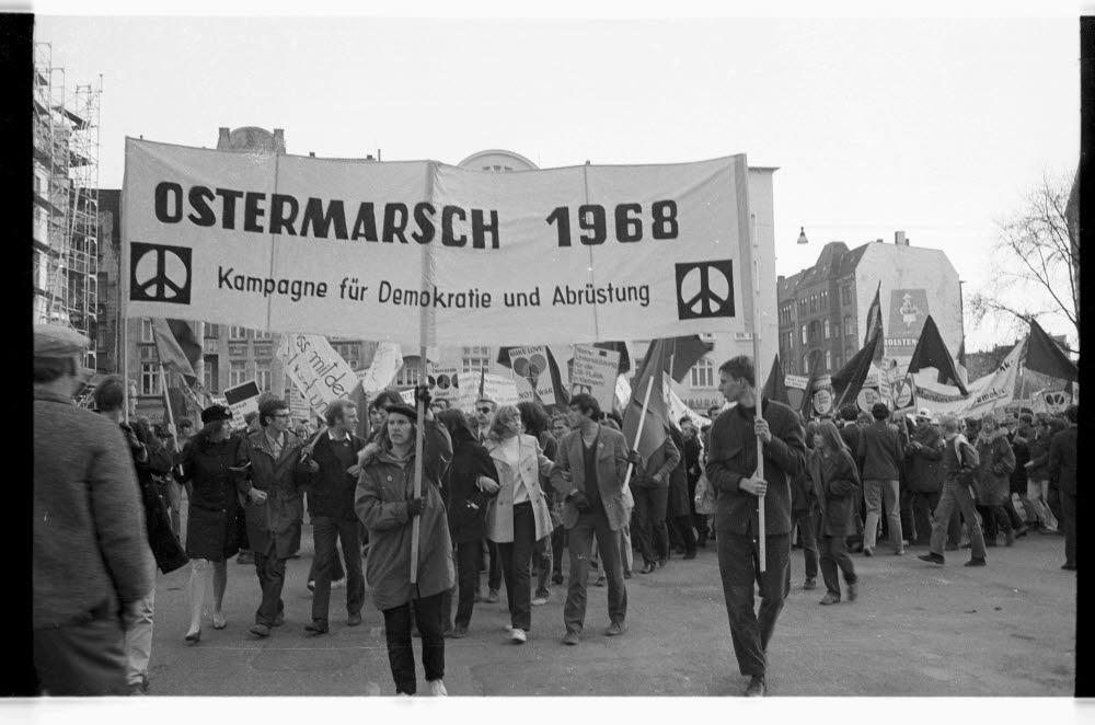 Ostermarsch am 14.04.1968: Kampagne für Demokratie und Abrüstung vermutlich am Vinetaplatz; im Hintergrund links die Medusastraße, rechts die Elisabethstraße. - Foto: Stadtarchiv/Friedrich Magnussen