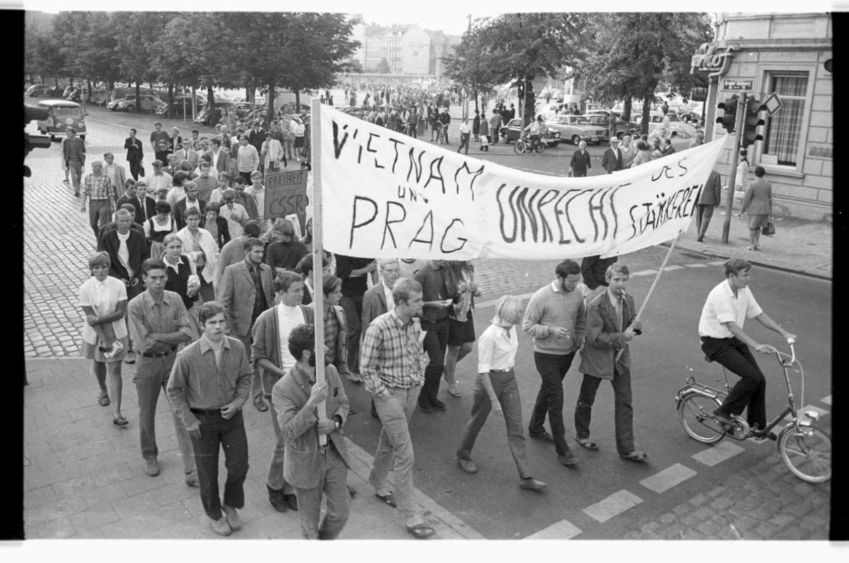 Studentische Demonstration für die Tschechoslowakei am Exerzierplatz, Ecke Ziegelteich. Bannertext: "Vietnam und Prag - Unrecht des Stärkeren" - Foto: Stadtarchiv/Friedrich Magnussen