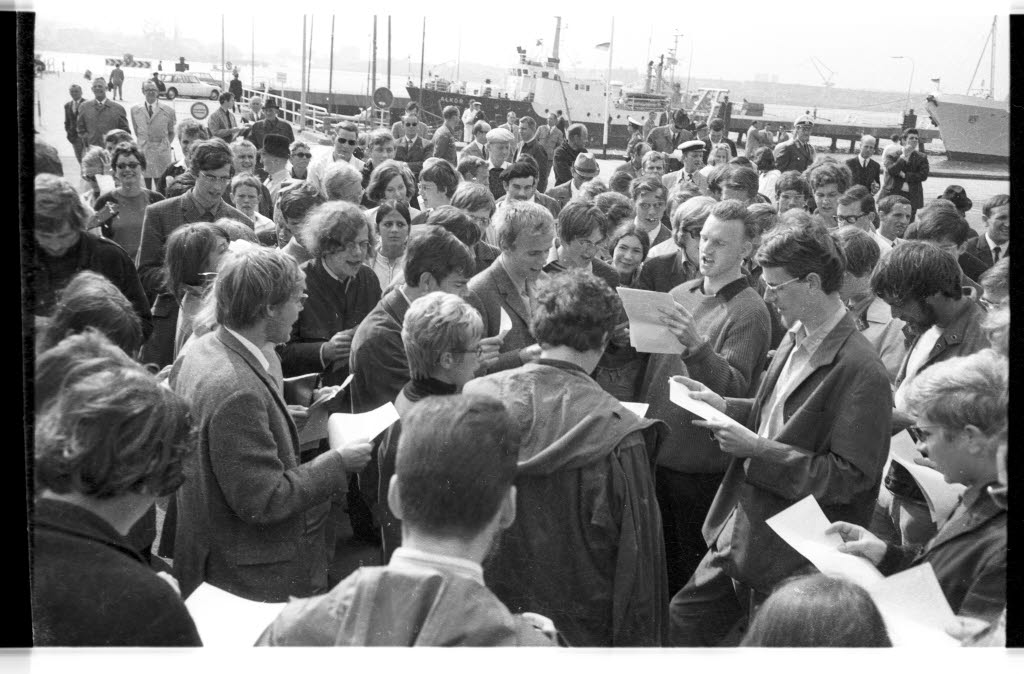 Studierende demonstrieren zur Eröffnung der Kieler Woche 1968 am Hindenburgufer. - Foto: Stadtarchiv/Friedrich Magnussen