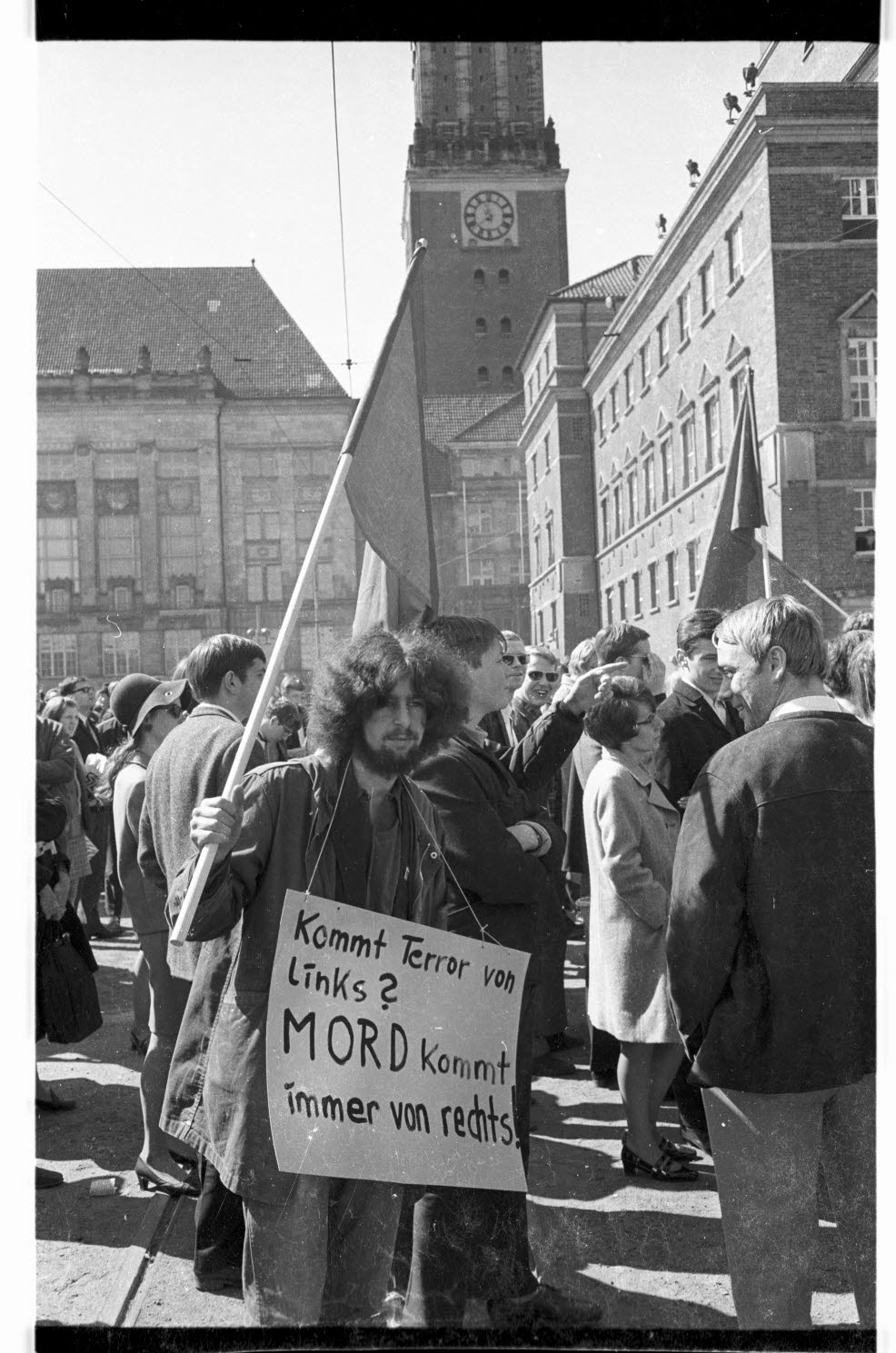 Ostersonnabend 1968: Am Rathausplatz demonstrieren Studierende gegen das Attentat auf Rudi Dutschke - Foto: Stadtarchiv/Friedrich Magnussen