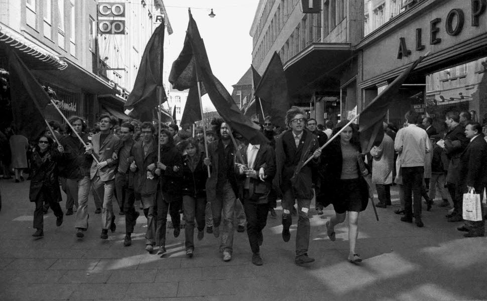 Am 13.04.1968 demonstrieren Studierende gegen das Attentat auf Rudi Dutschke in der Holstenstraße. Foto: Friedrich Magnussen