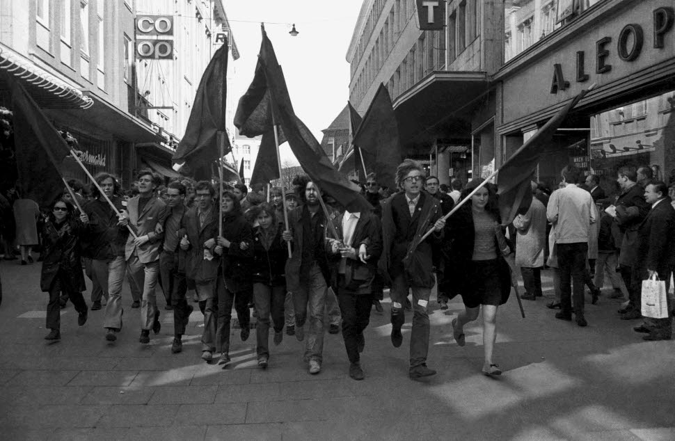 Am 13.04.1968 demonstrieren Studierende gegen das Attentat auf Rudi Dutschke in der Holstenstraße. Foto: Friedrich Magnussen