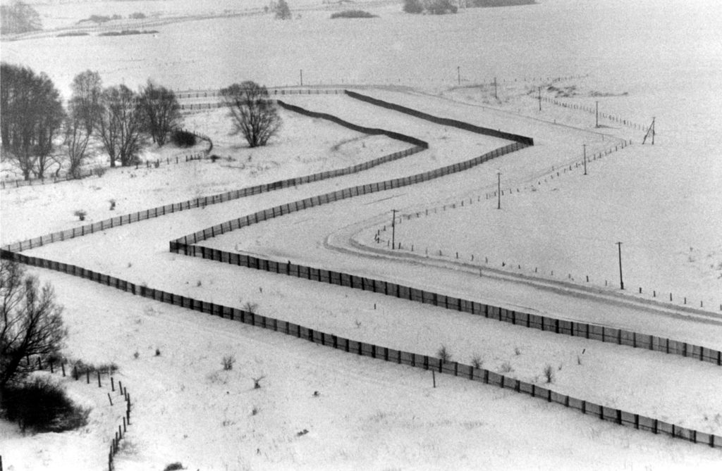 Blick von Schleswig-Holstein auf die Grenzanlagen der DDR bei Büchen nach den erneuten starken Schneefällen.