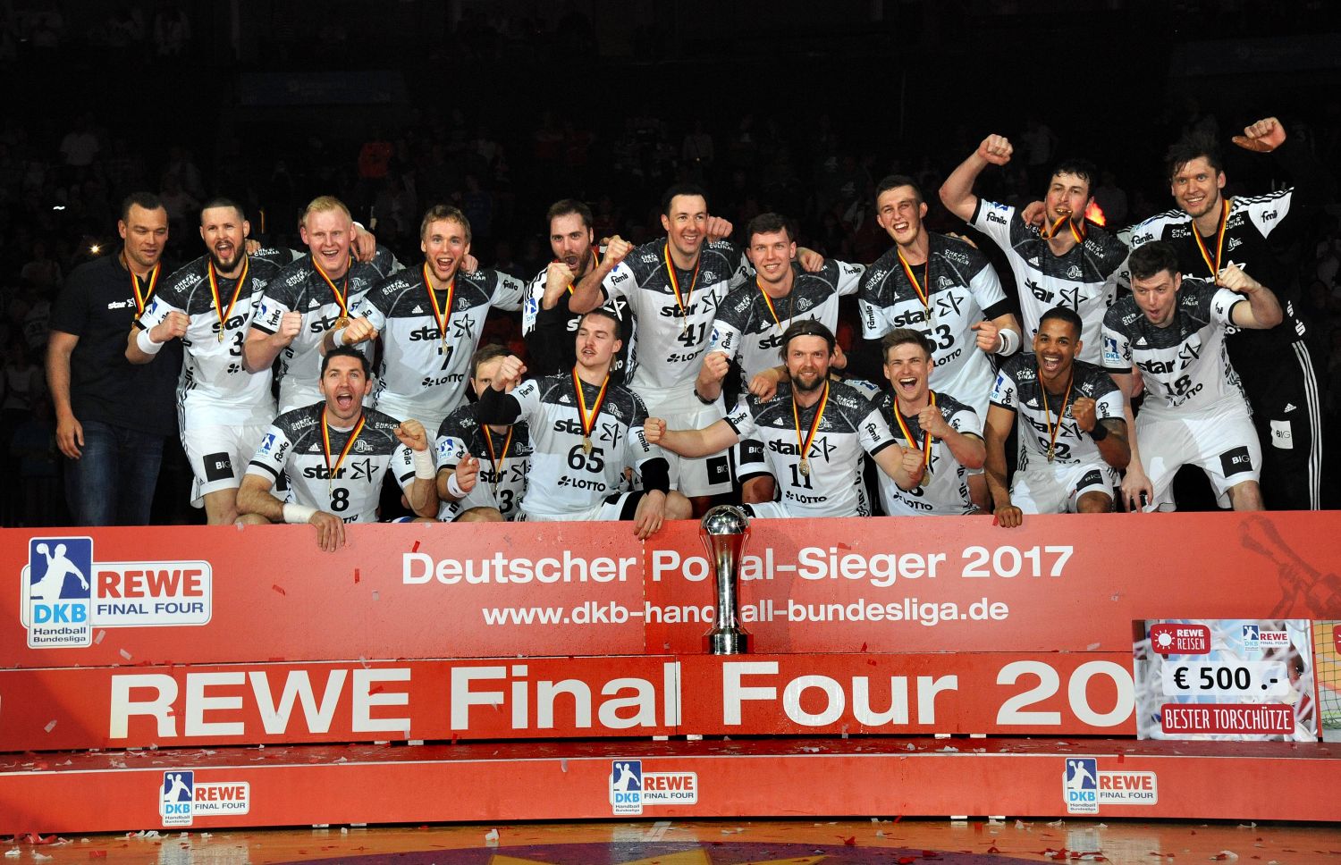 Foto: Der erste Titel des "neuen" THW. Zum zehnten Mal in der Vereinsgeschichte gewannen die Zebras den DHB-Pokal.