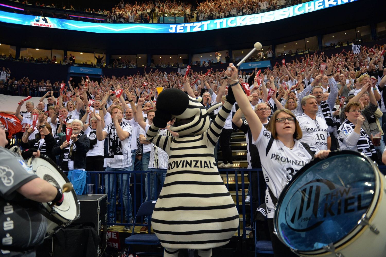 Foto: Tausende Fans waren mit dem THW nach Hamburg gereist, unterstützten die Zebras nach Kräften und wurden mit einer Siegesfeier belohnt.